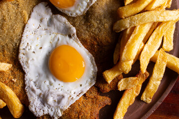 Comida de pizzería y roticería deliciosa y colorida: pizzas, empanadas, pollo al spiedo, canastitas, milanesa, tartas, papas fritas, carne, queso, lechuga, tomate, cebolla, verdeo, aceituna, huevo