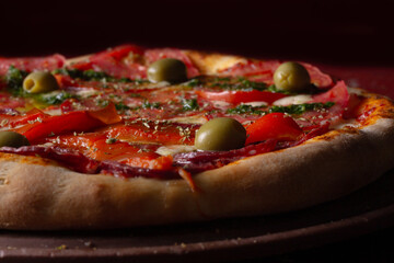 Comida de pizzería y roticería deliciosa y colorida: pizzas, empanadas, pollo al spiedo, canastitas, milanesa, tartas, papas fritas, carne, queso, lechuga, tomate, cebolla, verdeo, aceituna, huevo