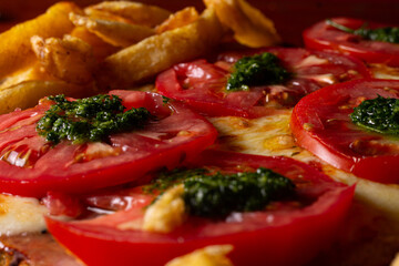 Comida de pizzería y roticería deliciosa y colorida: pizzas, empanadas, pollo al spiedo, canastitas, milanesa, tartas, papas fritas, carne, queso, lechuga, tomate, cebolla, verdeo, aceituna, huevo