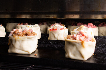 Comida de pizzería y roticería deliciosa y colorida: pizzas, empanadas, pollo al spiedo, canastitas, milanesa, tartas, papas fritas, carne, queso, lechuga, tomate, cebolla, verdeo, aceituna, huevo
