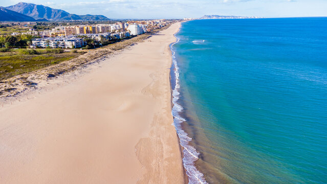 Mar Mediterr&aacute;neo valenciano (Playa de Xeraco - Val&egrave;ncia) prepar&aacute;ndose para la temporada de verano
