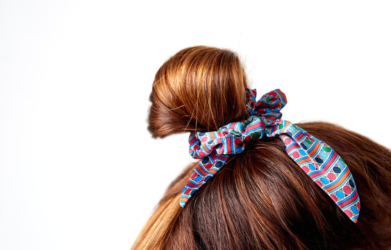 Coque de cabelo feito com lenço colorido