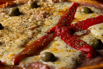 Comida de pizzería y roticería deliciosa y colorida: pizzas, empanadas, dark food, canastitas,...