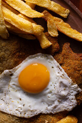 Comida de pizzería y roticería deliciosa y colorida: pizzas, empanadas, dark food, canastitas, milanesa, tartas, papas fritas, carne, queso, lechuga, tomate, cebolla, verdeo, aceituna, huevo