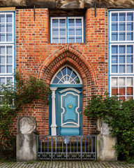 Naklejka premium Entrance to the old brick house