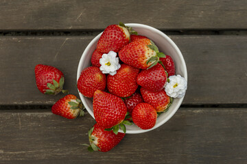 Strawberries are rich in fiber, antioxidants, vitamins and minerals, which help maintain a healthy intestine