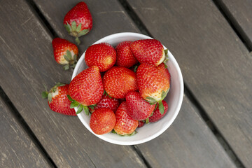 A healthy adult needs 80 milligrams of vitamin C per day and 100 grams of strawberries almost...