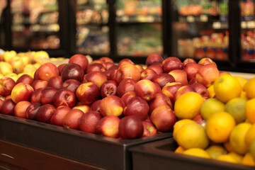 Manzanas acomodadas en un supermercado para el consumo 