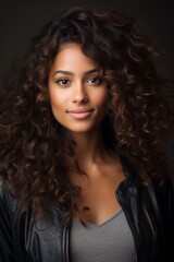 Naklejka premium Confident young woman with curly hair