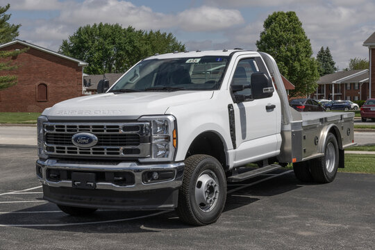 Ford F-350 DRW 4X4 Chassis Regular Cab Flatbed display. Ford also offers the F350 in single rear wheel and crew cab. MY:2024