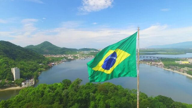 sao vicente - afastando bandeira do brasil - morro da biquinha