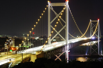 関門海峡にある関門橋の夜景