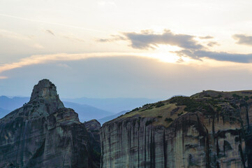 キレイな夕日が眩しいメテオラの奇岩がある風景