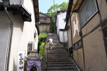 倉敷の路地裏。長い階段の道。