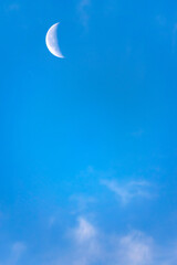 青空と雲と下弦の朝の月20240503