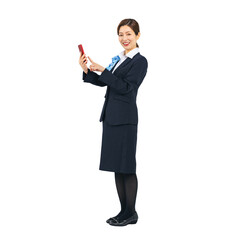 スマホを使う接客業の女性の全身写真