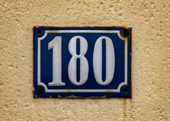 Hausnummer 180