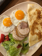 Hearty Breakfast – fried eggs with bacon and vegetables