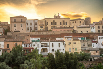 Vista panorámica del casco histórico de la ciudad española de Cáceres con vistas a los tejados...