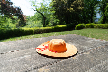 オレンジ色の麦わら帽子
