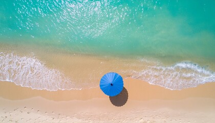 Obraz premium An emerald beach with a beach Umbrella on it. a summer recreation site, drone shot