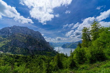 Traunsee im Salzkammergut in Oberösterreich vom Berg mit Blick auf den See und den Bergen