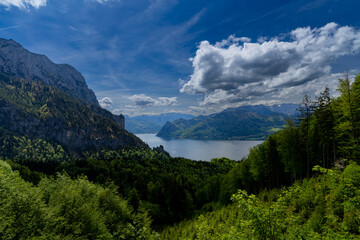 Traunsee im Salzkammergut in Oberösterreich vom Berg mit Blick auf den See und den Bergen