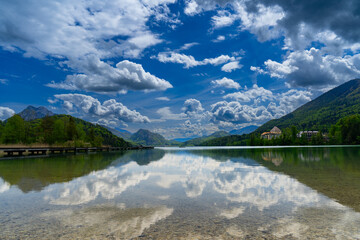 Fuschlsee im Salzkammergut in Österreich mit schönen Wolken Sonne und Spiegelung