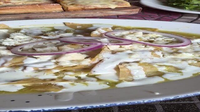 desayuno con chilaquitles, mollete dulce gratinado y bollo de pollo chipotle Tepoztlan Morelos, Mexico