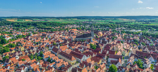 Nördlingen im Luftbild, Blick auf die romantische Altstadt und den Daniel