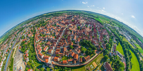 Blick auf die Altstadt von Nördlingen im Geopark Ries in Nordschwaben