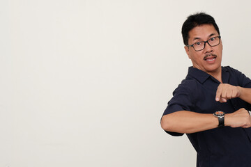 A man wearing a dark blue shirt pointed at his watch