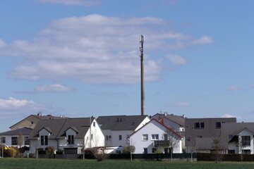 Sendemast in einem Neubaugebiet