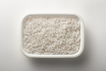 사각 보관용기에 흰쌀이 들어있다