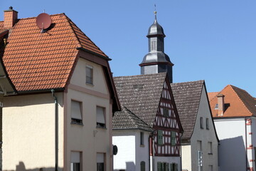 Obraz premium Haeuser und evangelische Kirche in Rodgau-Dudenhofen