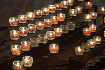 Kerzen in einer Kirche