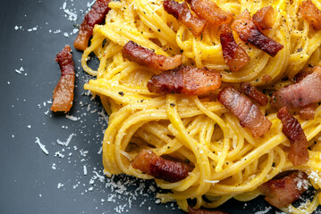 Deliziosi spaghetti alla carbonara, tipica ricetta di pasta della cucina romana condita con...