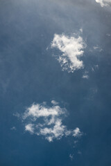 Błękitne niebo z chmurami. - obrazy, fototapety, plakaty