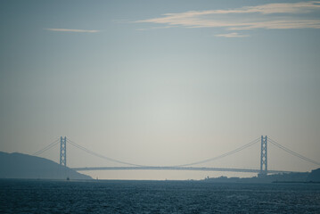 日本の神戸市にあるポートアイランドから見た明石海峡大橋