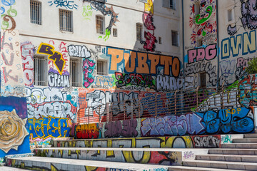 Naklejka premium Murs de graffitis dans le quartier du Panier à Marseille
