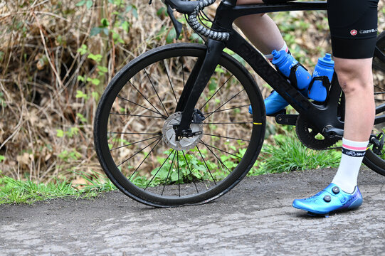 Paris Roubaix cyclisme cycliste crevaison pneu pav&eacute;s