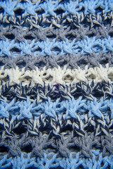 Detalle de tejido de hilo azul, blanco y negro