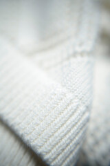 Detalle de cintura en jersey de lana blanca y ganchillo