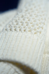 Detalle de cintura en jersey de lana blanca y ganchillo