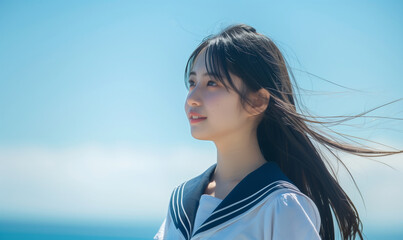 海辺にいるセーラー服の少女