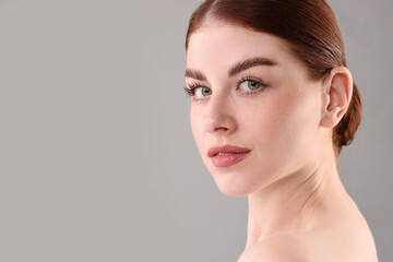 Obraz premium Portrait of beautiful woman on grey background, closeup. Space for text