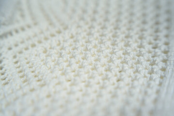 Prenda de lana blanca con ganchillo y crochet
