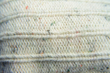 Hilos de colores en calcetin de lana blanca