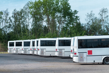 Im Busdepot stehen viele weiße abgestellte Busse