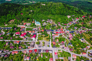 Lanckorona – wieś w Polsce, położona w województwie małopolskim, w powiecie wadowickim. Panorama z lotu ptaka.